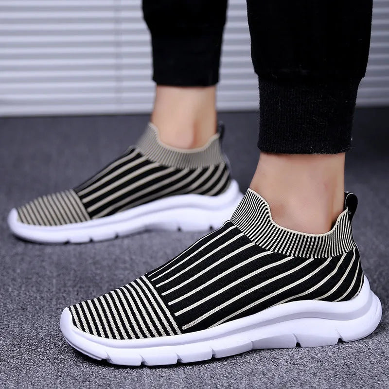 Men's high-top jogging sneakers in black with white MD sole and front lace-up closure on a white background