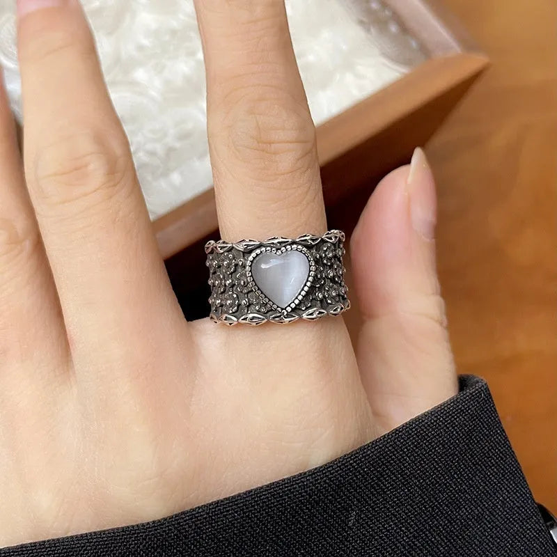 Retro heart-shaped adjustable ring in white copper plated silver with love-themed elements