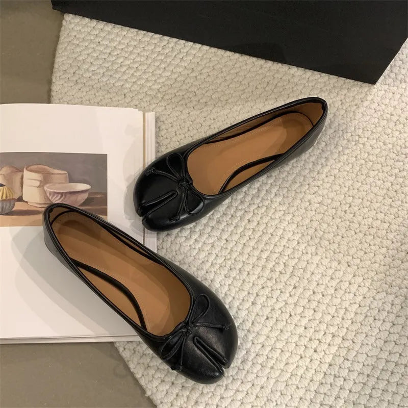 Women's split-toe flat pump in artificial PU, shown in available colours with round toe and flat rubber sole.