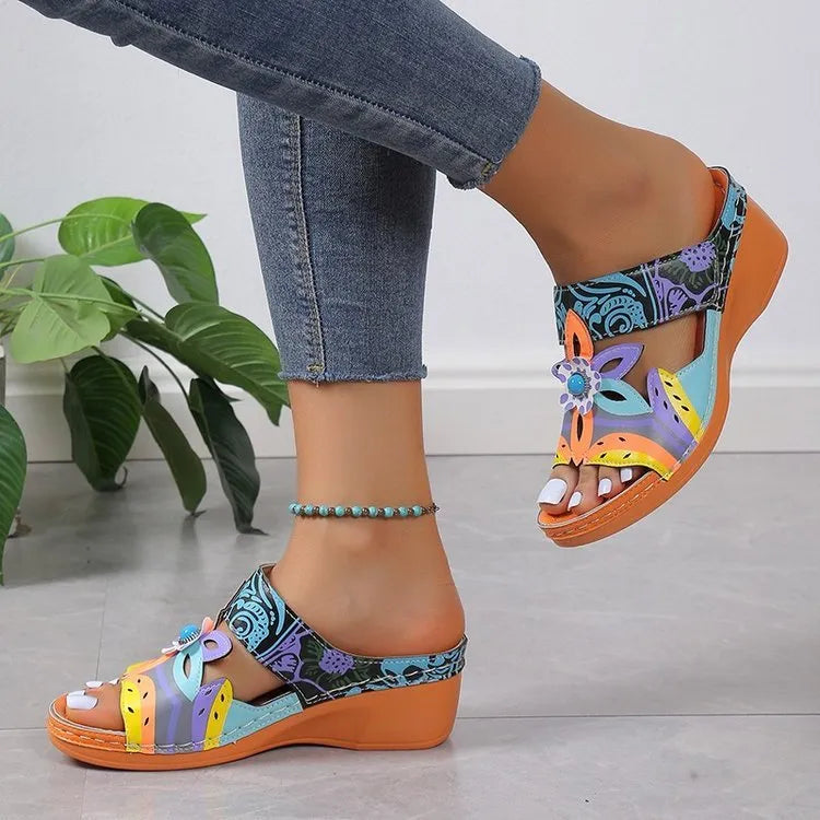 Ethnic totem patterned slippers in cowhide with a coloured slope design and rubber sole.