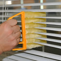 Venetian blind cleaning brush with double-sided roller inserted between slats