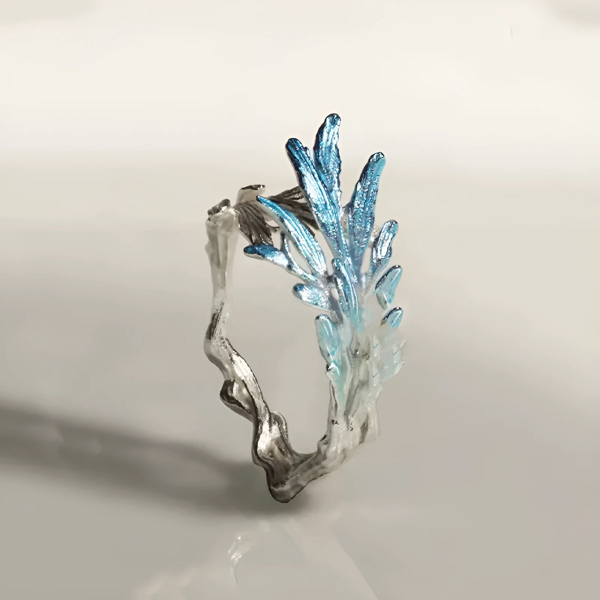 Adjustable alloy flower ring with leaf shape and open mouth design