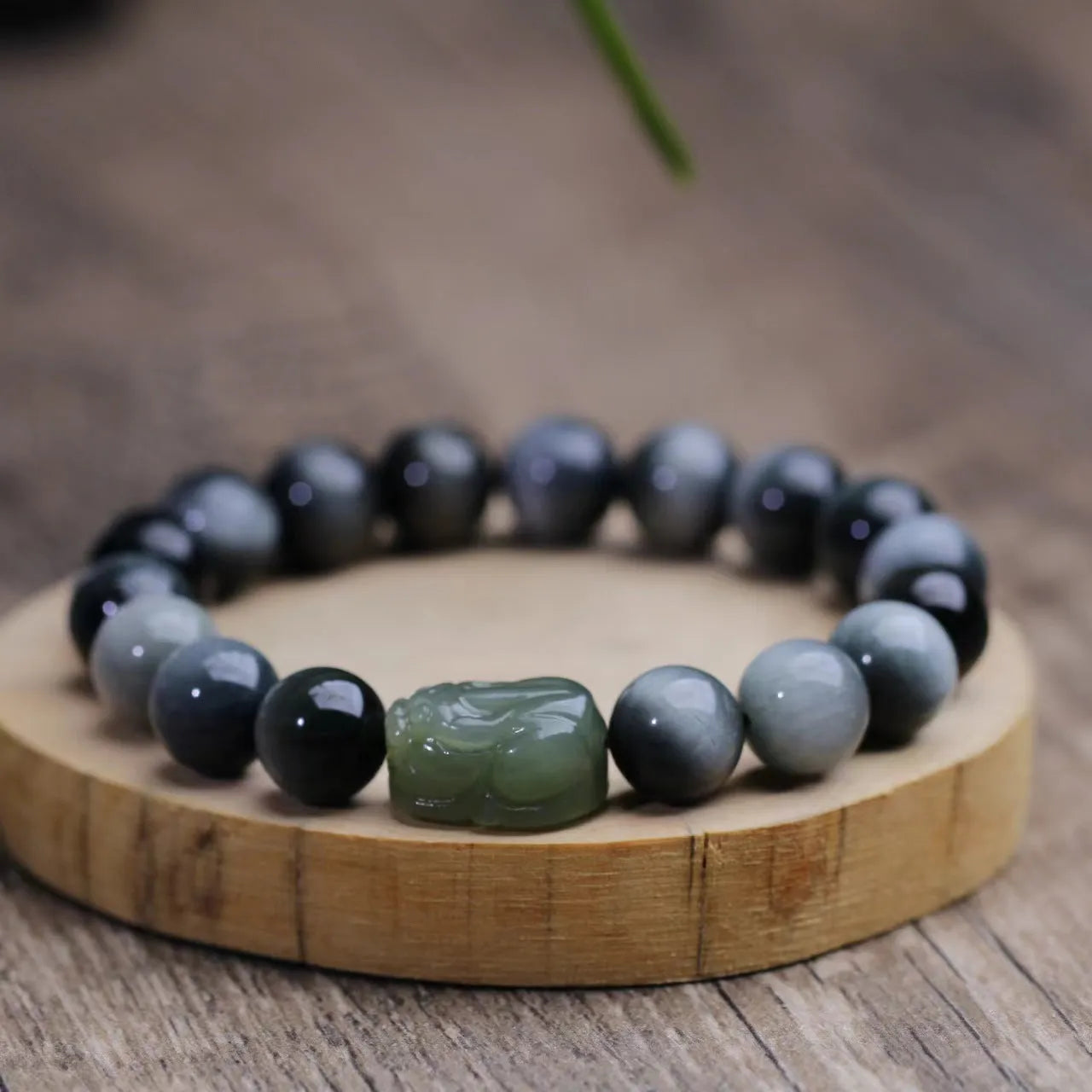 Black 10mm eagle eye stone and Hetian jade Pixiu bracelet with manual craftsmanship details