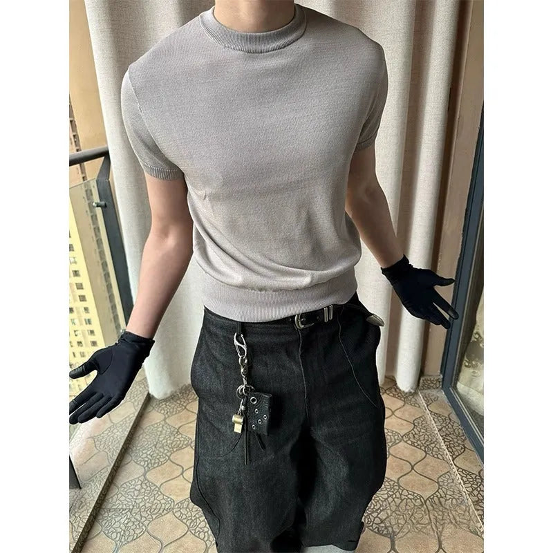Men's slim fit polyester t-shirt with thread-cuffed short sleeves in flower blue colour