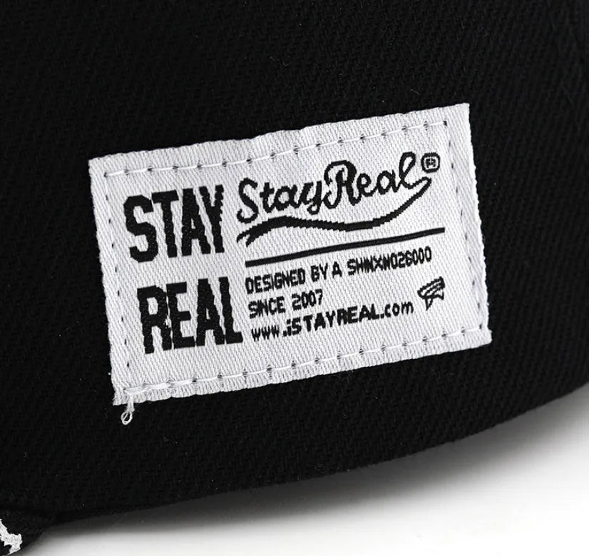 Adjustable cotton baseball cap with dome crown and letter embroidery in black or white colour