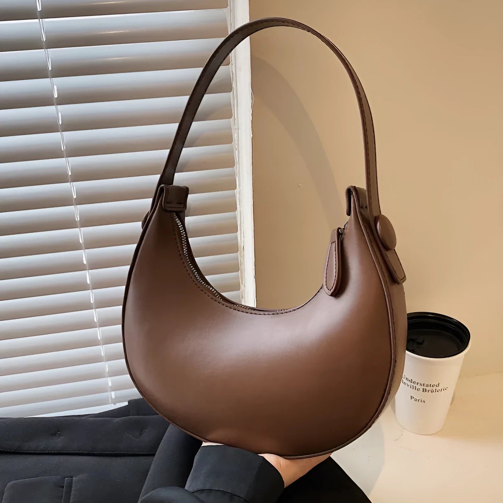 Retro women's dumpling-shaped shoulder bag in PU material with zippered compartment