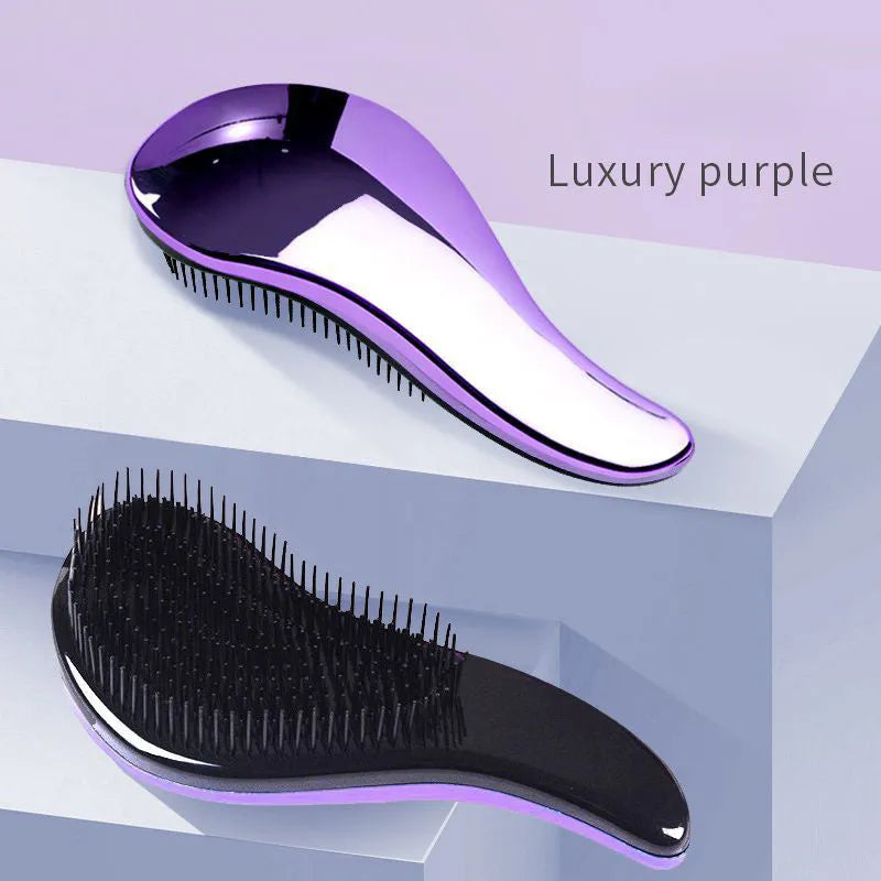 2-in-1 dog grooming comb and massage brush with floating design in Blue colour on a wet surface