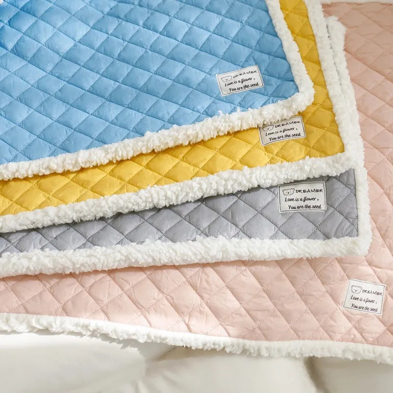 A soft cloth pet blanket for cats in a quilted blue colour, shown in size L 80x60cm.