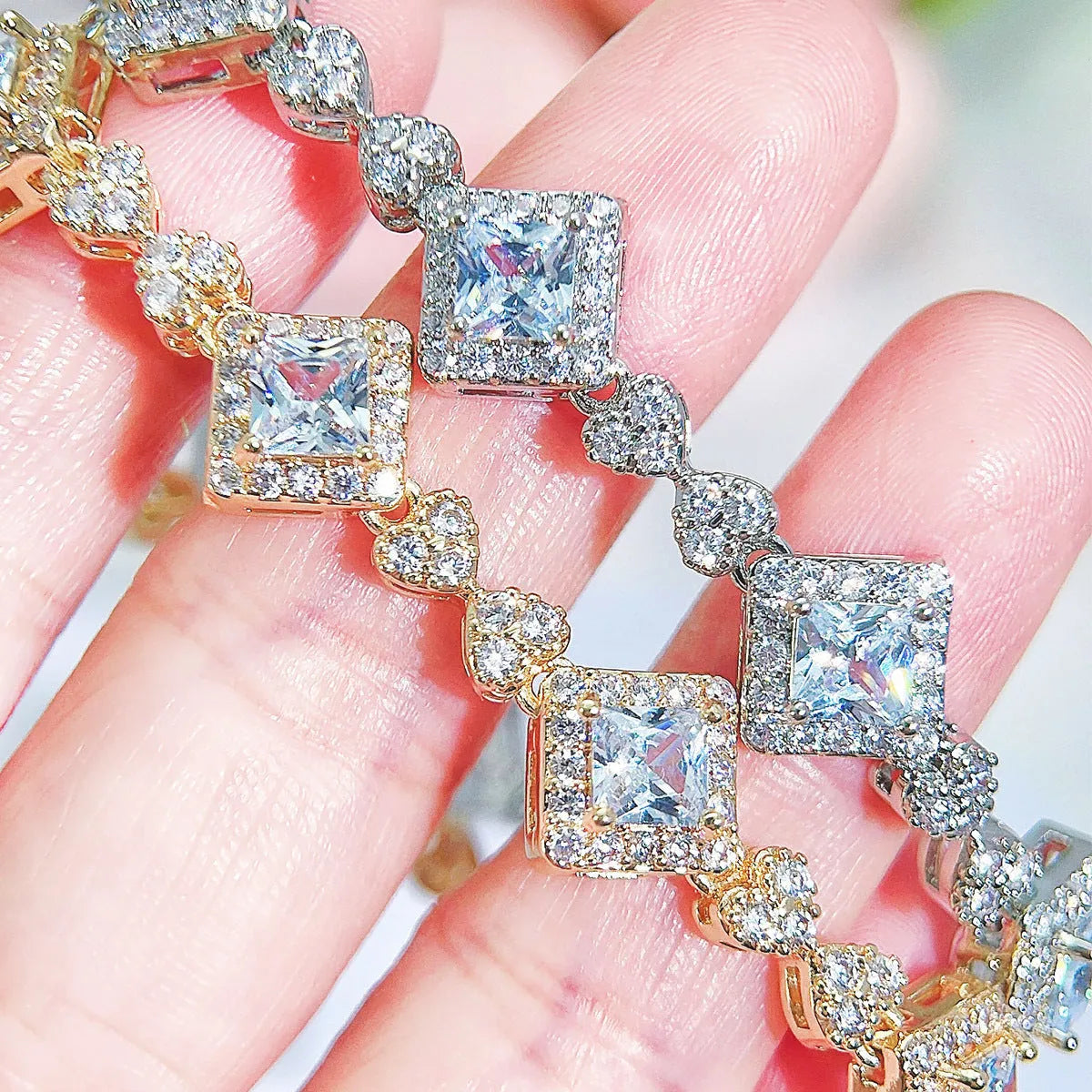Women's diamond-cut zircon bracelet with heart shape in silver and gold colour options