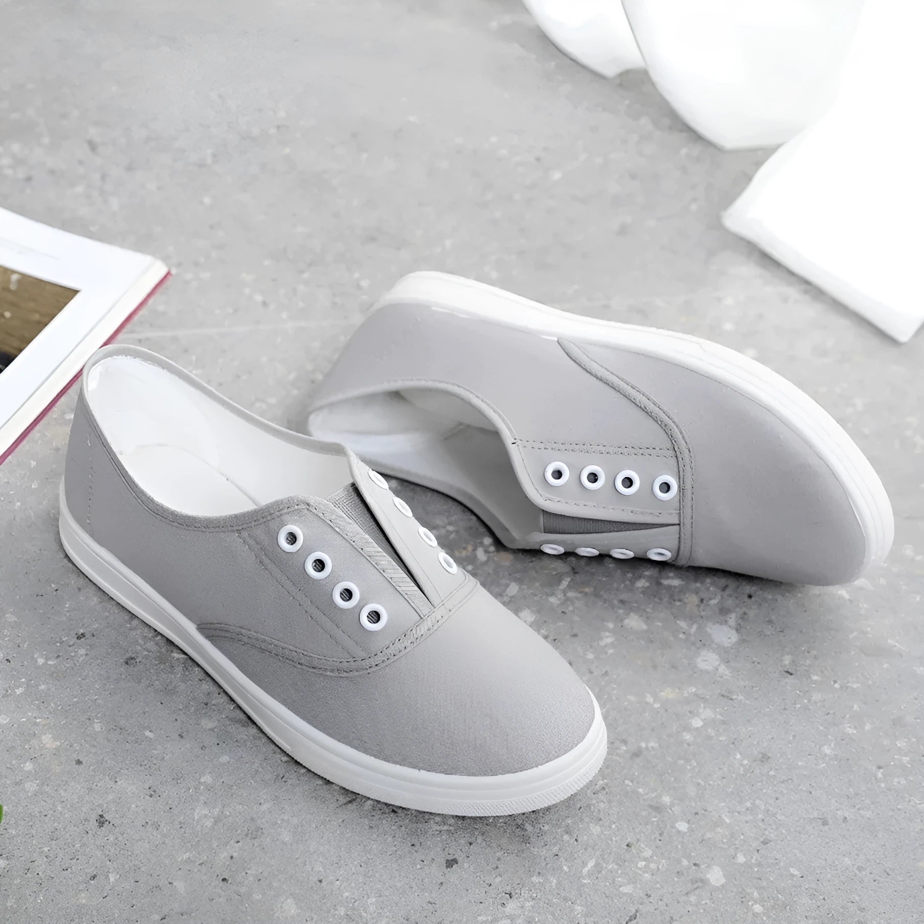 Low-top canvas casual shoes with flat heel and breathable cloth lining in multiple colour options