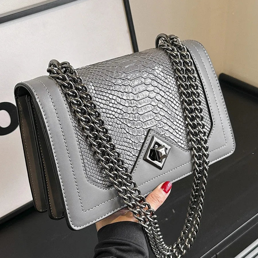Fashion snakeskin pattern retro crossbody bag in PU with crocodile pattern and chain detail, horizontal square shape