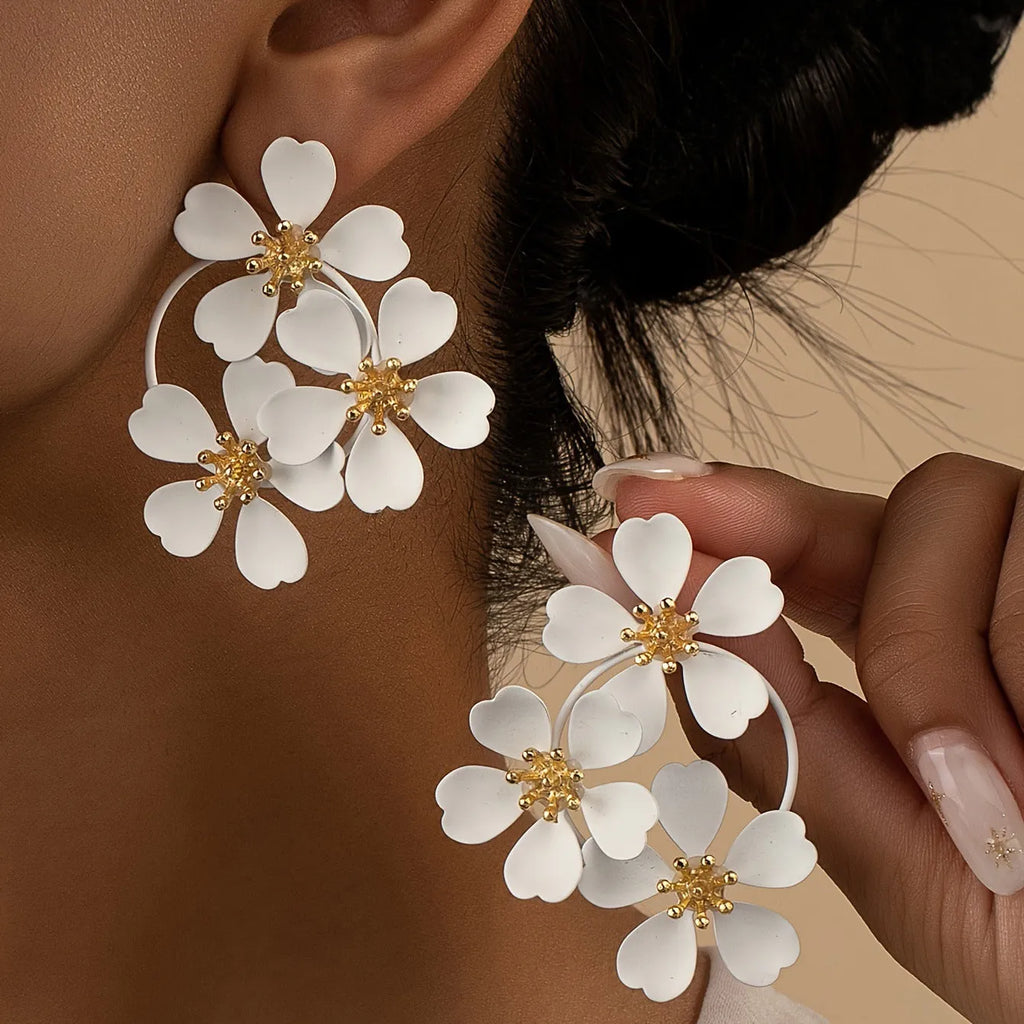 Retro flower-shaped iron earrings for women in black or white with European-American styling