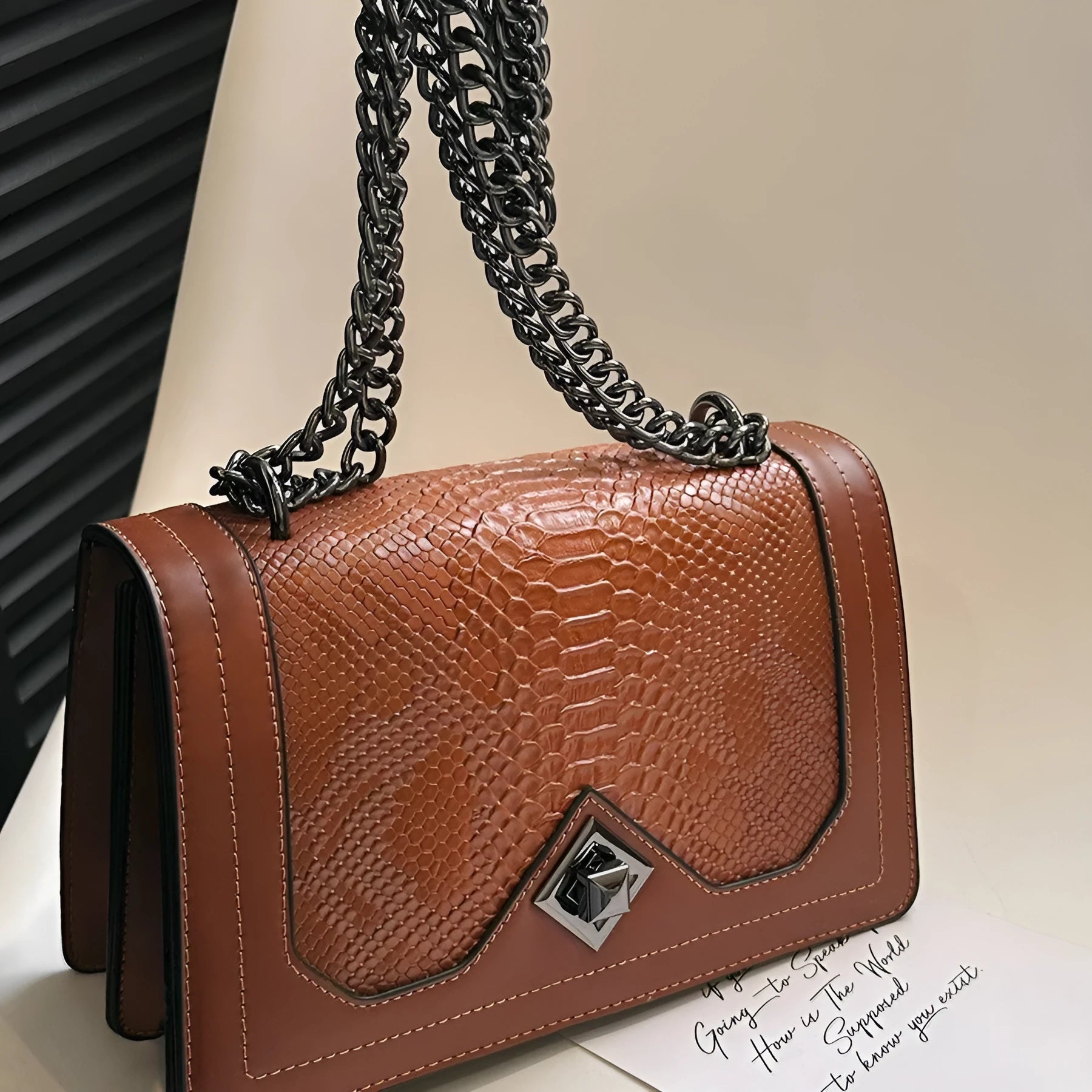 Fashion snakeskin pattern retro crossbody bag in PU with crocodile pattern and chain detail, horizontal square shape