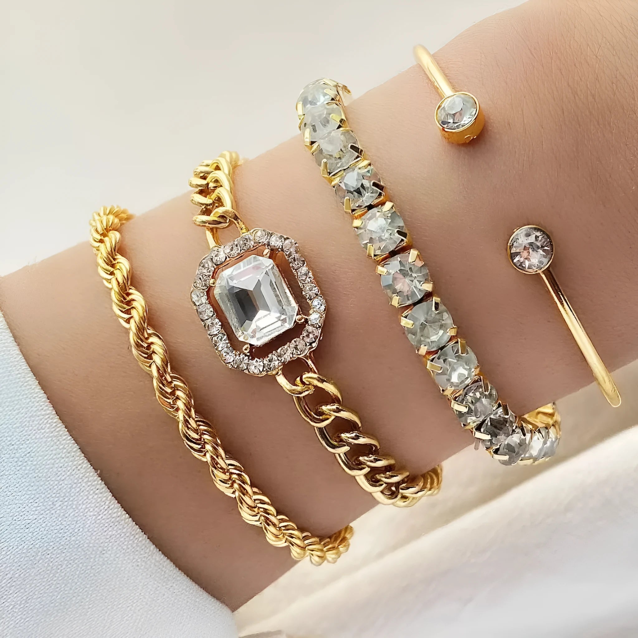 Women's retro geometric alloy jewellery set in gold or silver with necklace, earrings and bracelet