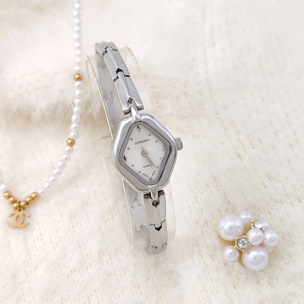 Gold or silver women's waterproof bracelet watch with 18mm mineral glass dial and 7mm thickness