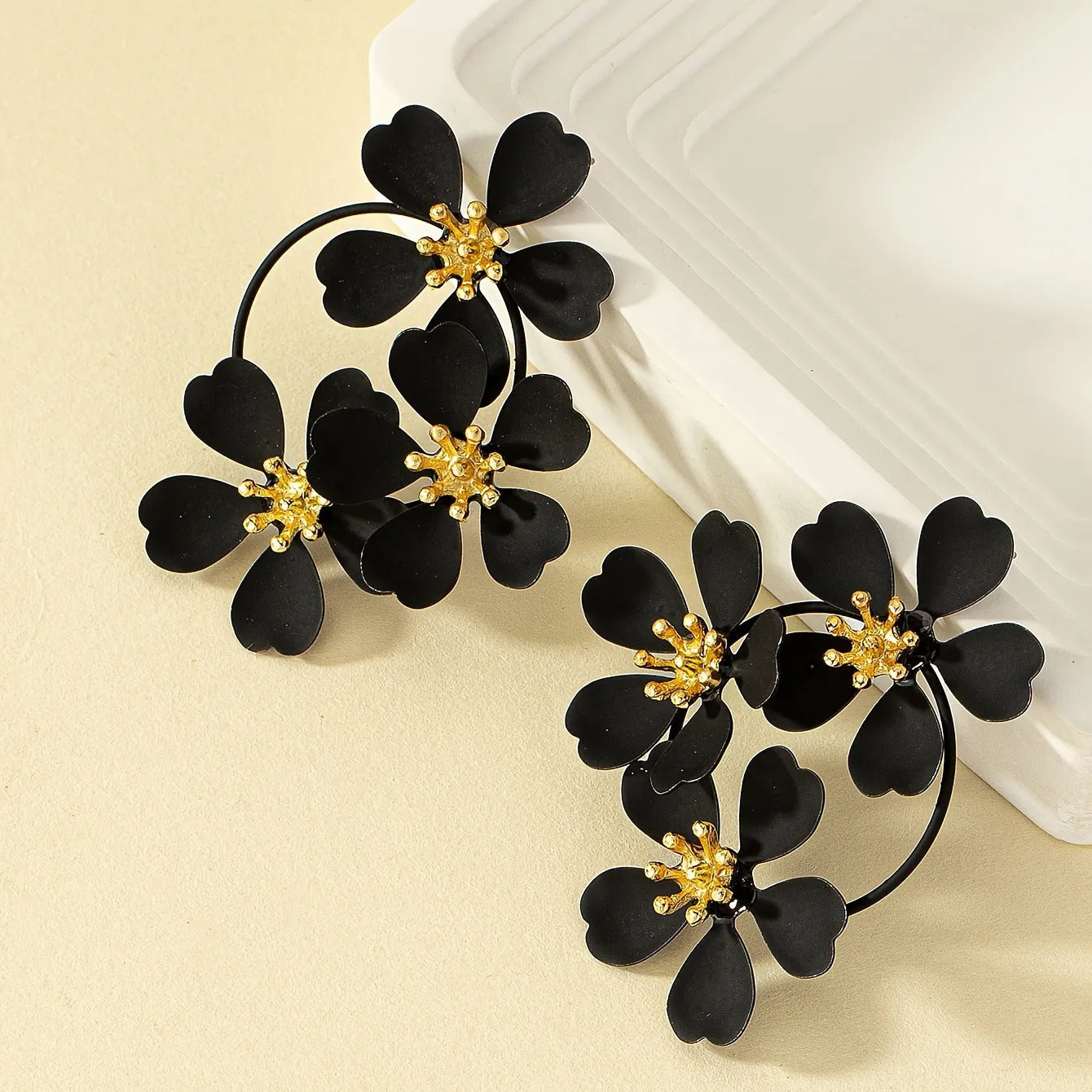 Retro flower-shaped iron earrings for women in black or white with European-American styling