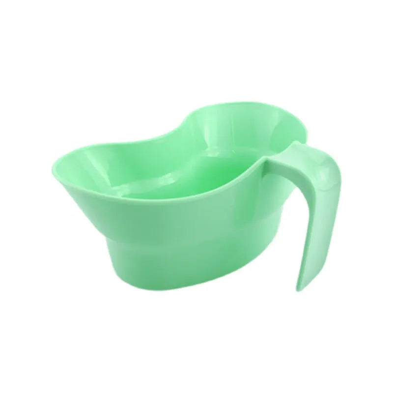 Green plastic gargle cup for elderly bedridden oral care with modern simplicity design