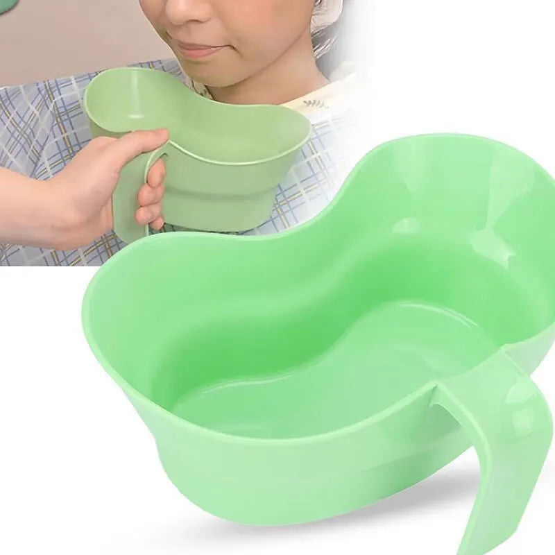 Green plastic gargle cup for elderly bedridden oral care with modern simplicity design