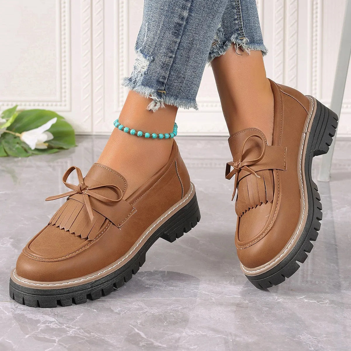 Plus size women's loafers with tassel decoration and bowknot in black or brown artificial PU with chunky heel