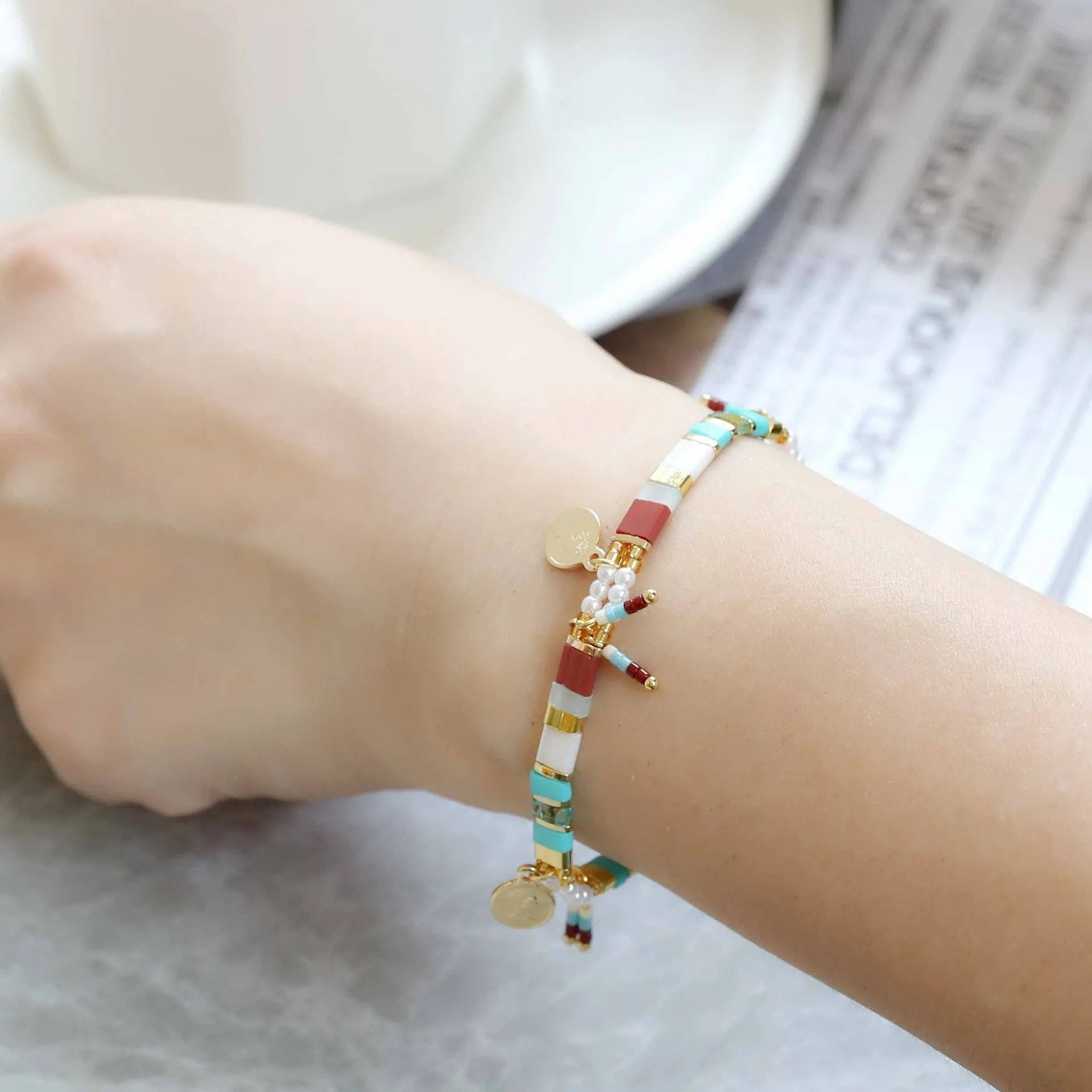 Women's manual imitation pearl bead bracelet in European and American glass coloured design