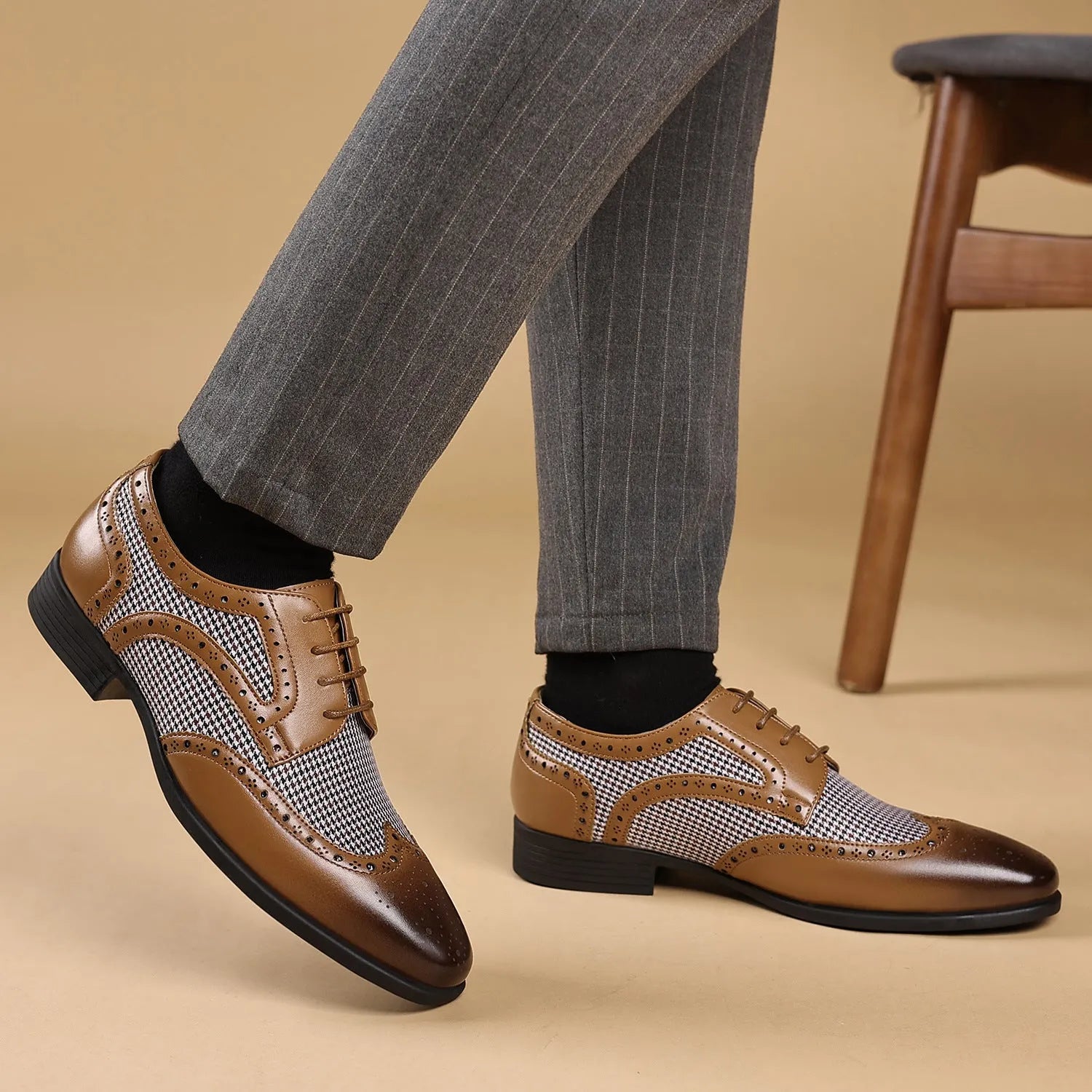 Men's imitation houndstooth plaid casual shoes with square toe and lace-up front