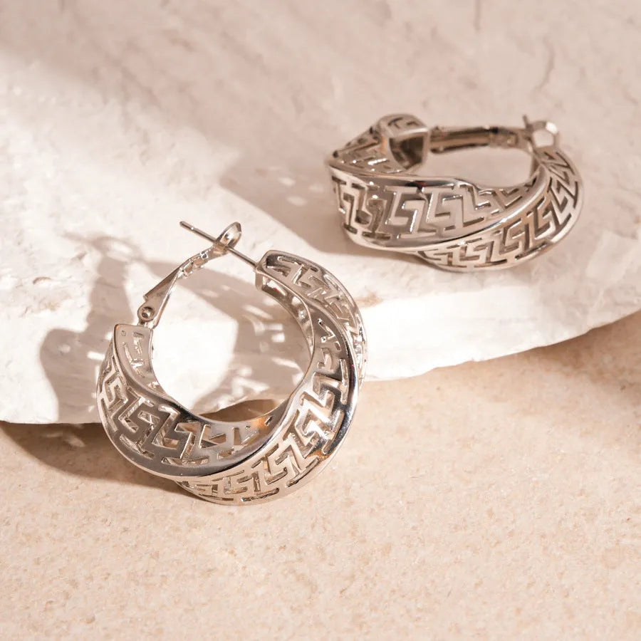 Twisted geometric hollow stud earrings in silver or gold colour with round shapes