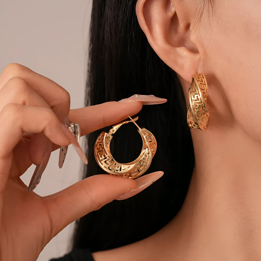 Twisted geometric hollow stud earrings in silver or gold colour with round shapes