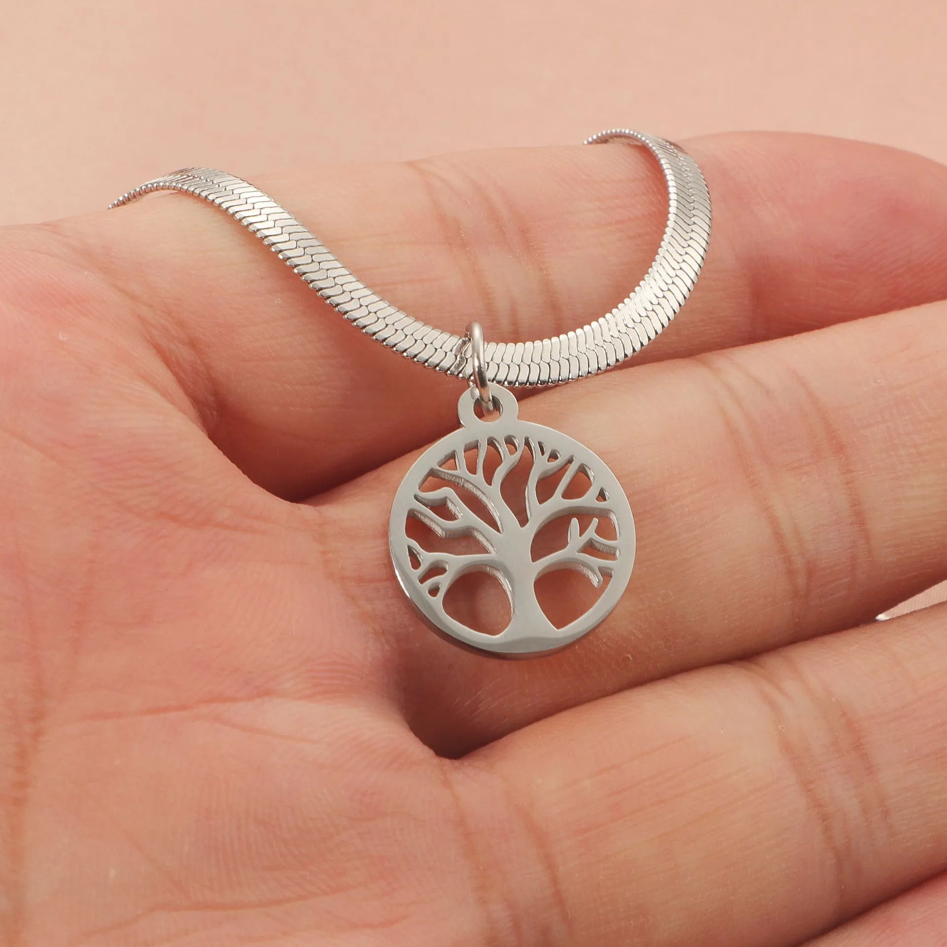 Stainless steel tree necklace with adjustable chain and U-shaped pendant in gold or steel colour