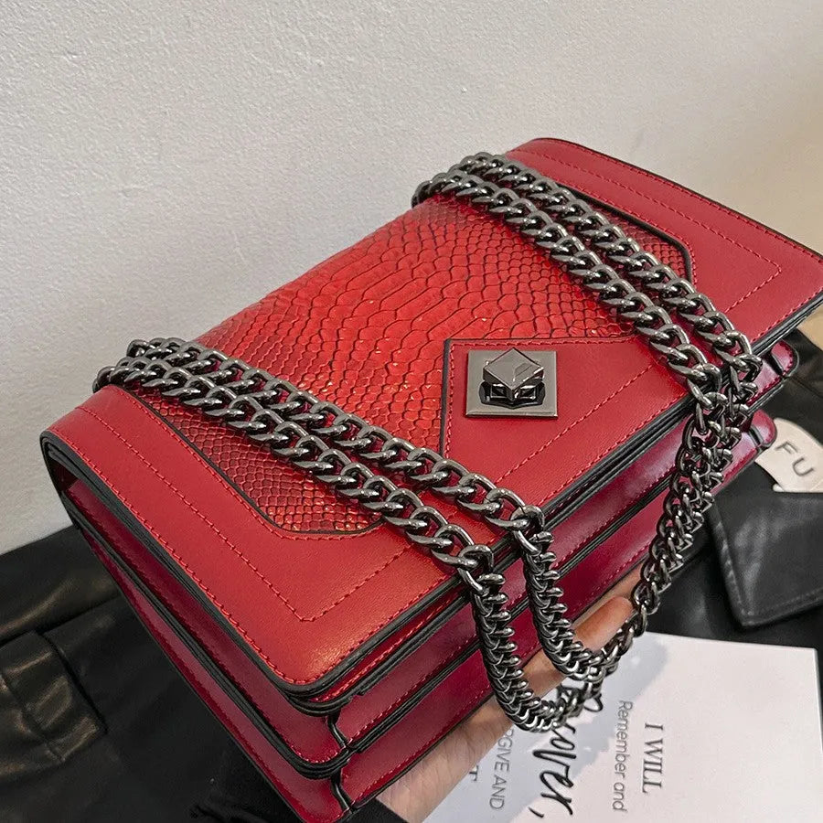 Fashion snakeskin pattern retro crossbody bag in PU with crocodile pattern and chain detail, horizontal square shape