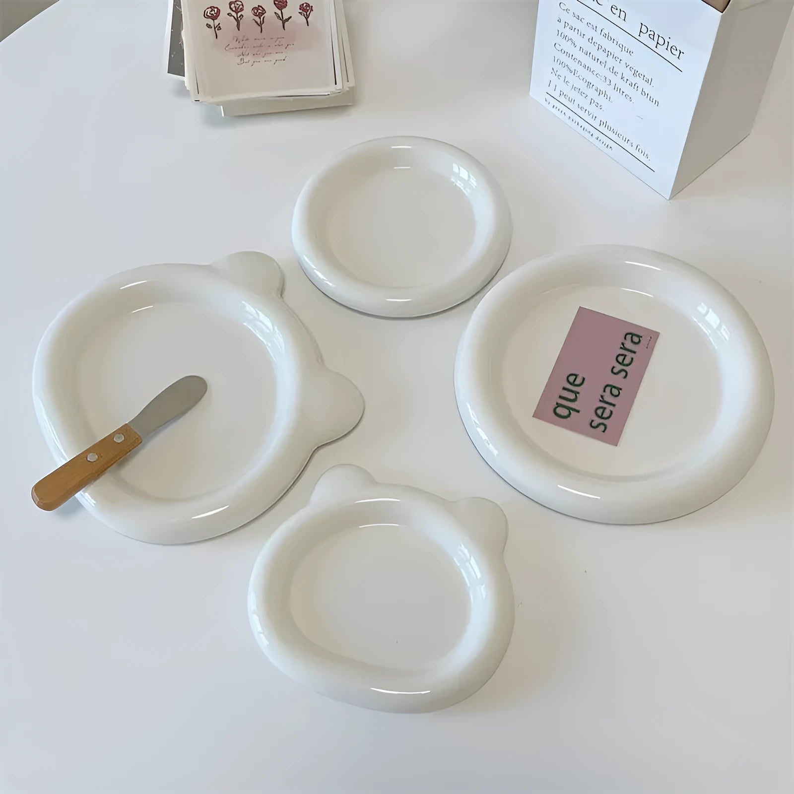 White porcelain plate with ins style doodle or bear toot pattern, shown in 15cm and 20cm sizes.