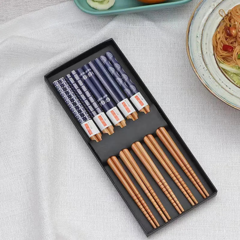 Japanese style bamboo chopsticks set with lucky cat pattern in gift box packaging