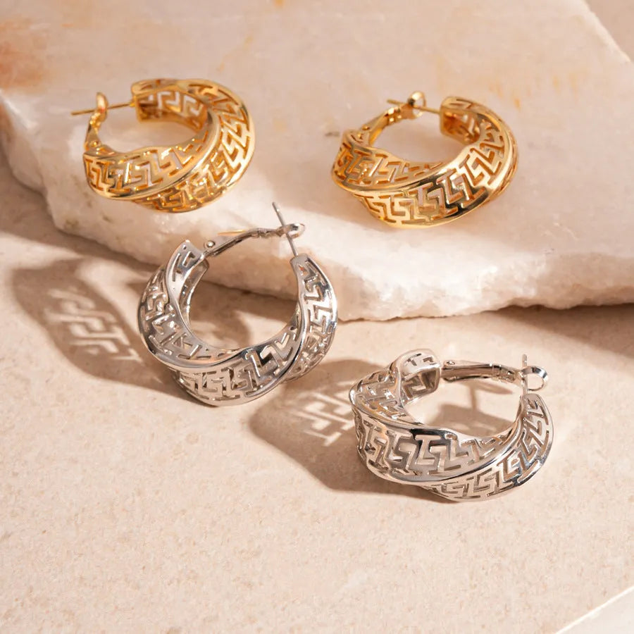 Twisted geometric hollow stud earrings in silver or gold colour with round shapes
