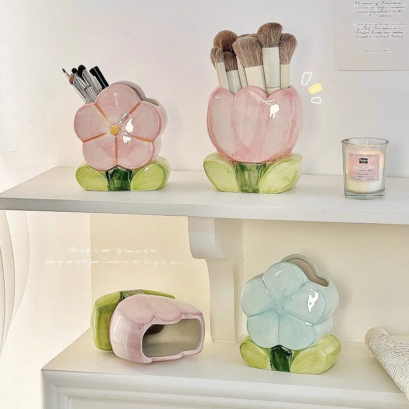 Ceramic floral pattern storage box for pens measuring 11.8x5.8x10cm