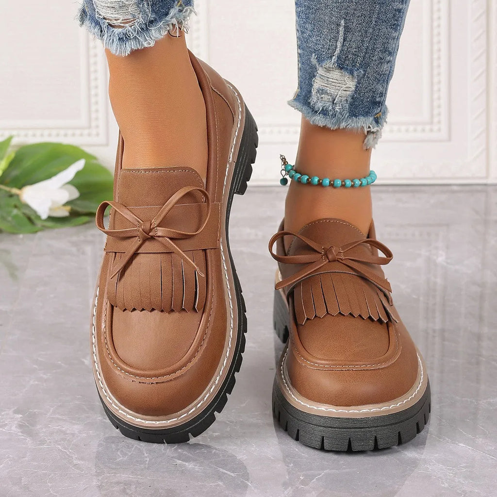 Plus size women's loafers with tassel decoration and bowknot in black or brown artificial PU with chunky heel