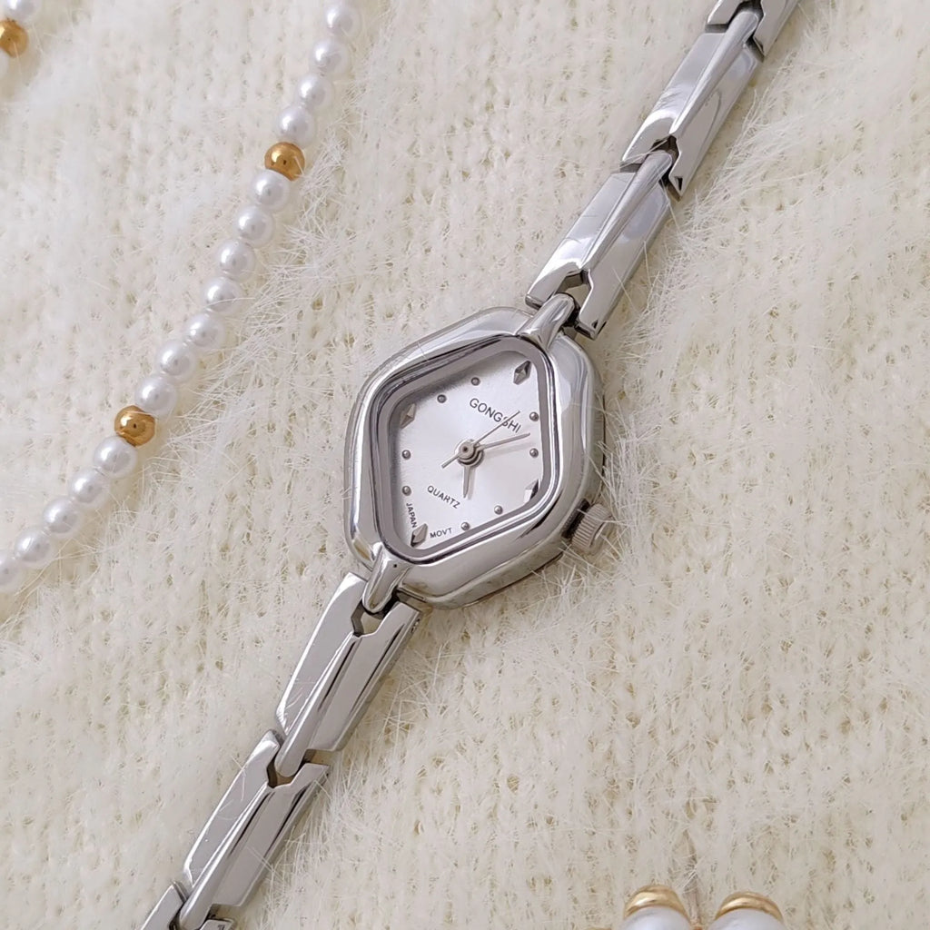 Gold or silver women's waterproof bracelet watch with 18mm mineral glass dial and 7mm thickness