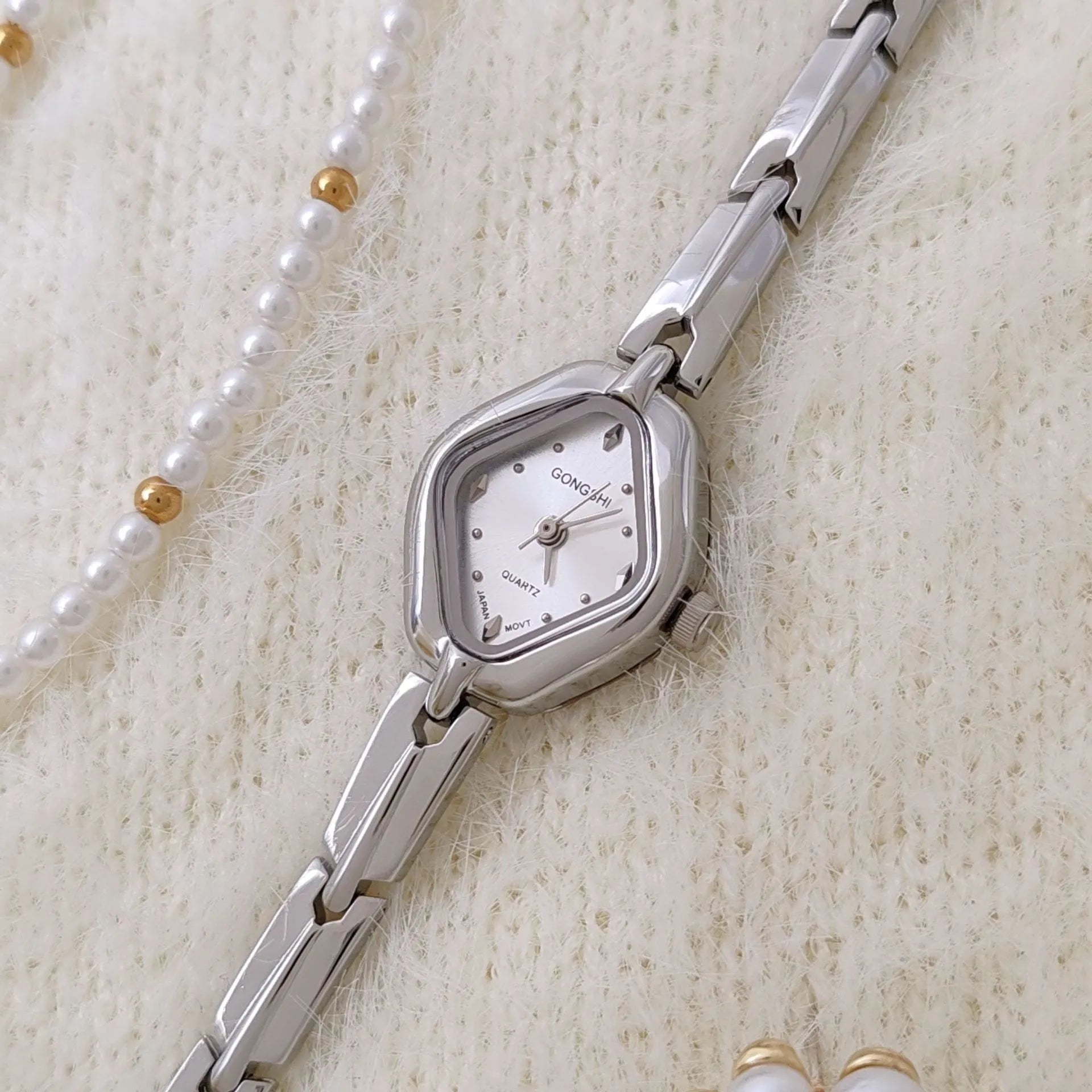 Gold or silver women's waterproof bracelet watch with 18mm mineral glass dial and 7mm thickness