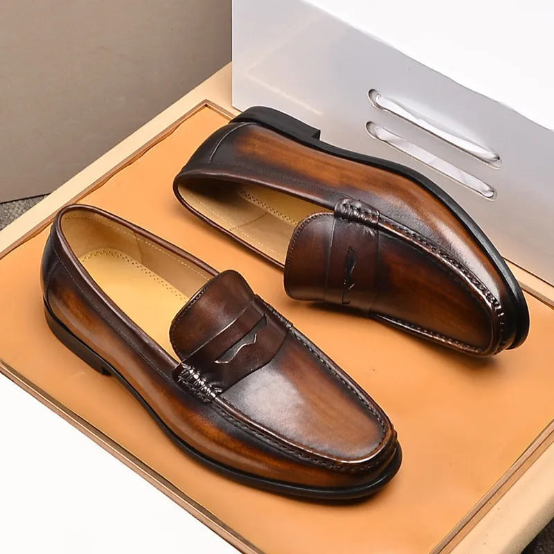 Men's first layer cowhide casual leather shoes in black with flat heel and lace-up design