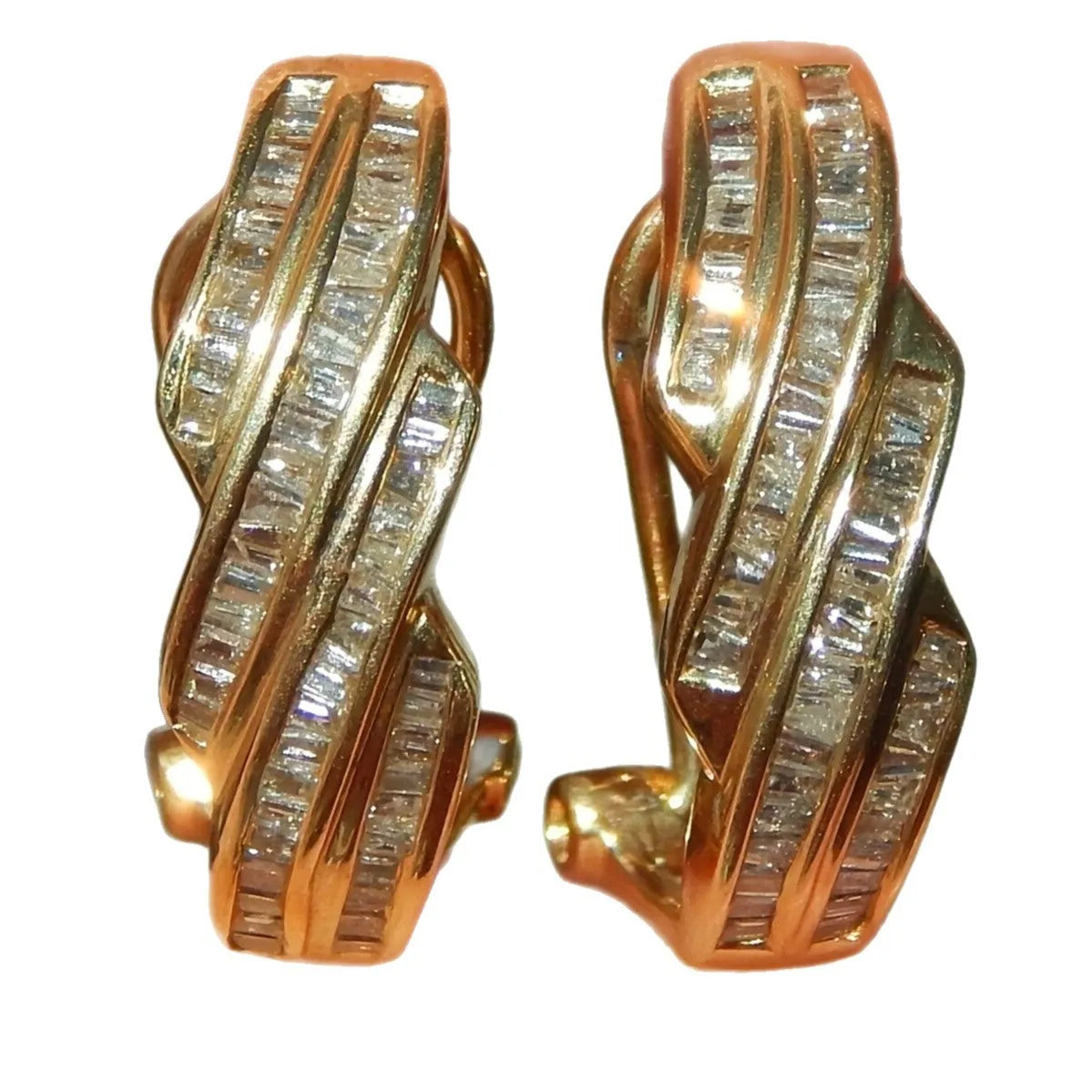 Geometric retro fashion earrings in copper with gold finish and circular design elements