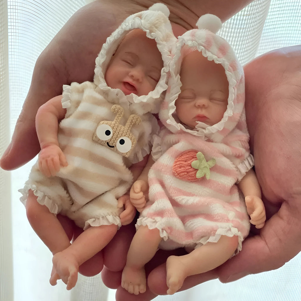 15cm solid silicone MINI palm doll simulation baby, bald girl version, on display