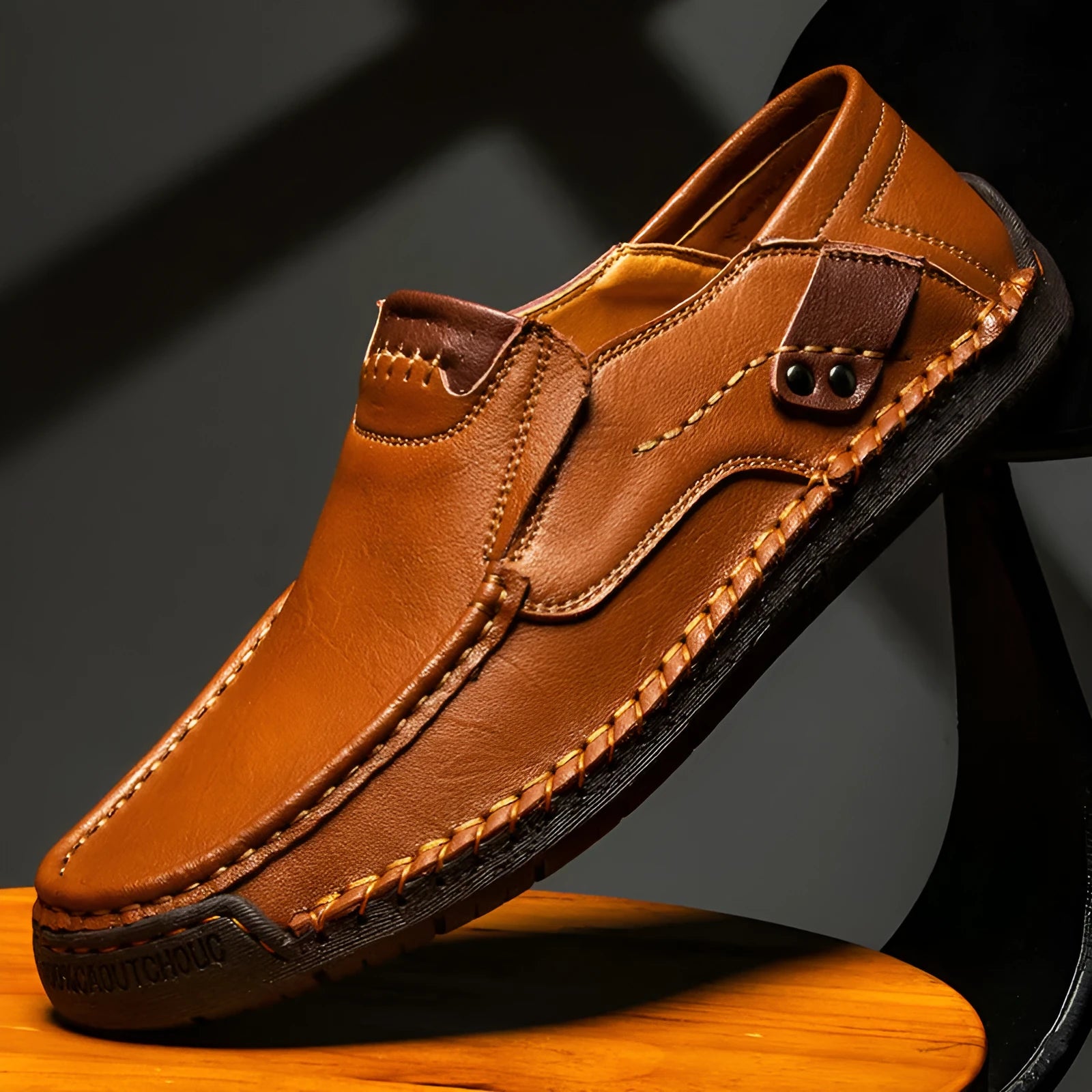 Men's leather casual shoes in black with round toe, shallow opening, and rubber sole