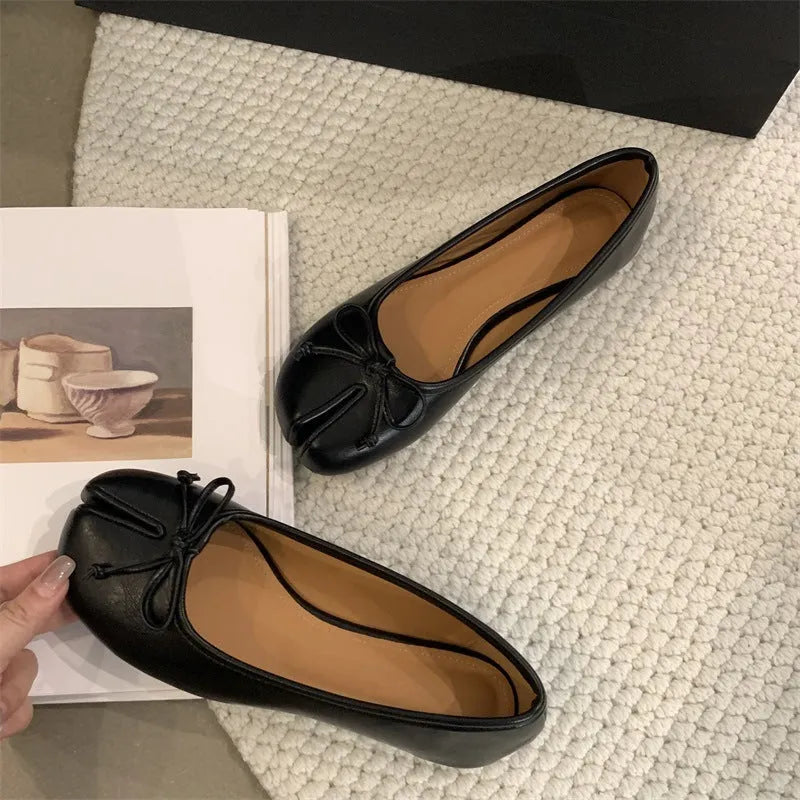 Women's split-toe flat pump in artificial PU, shown in available colours with round toe and flat rubber sole.