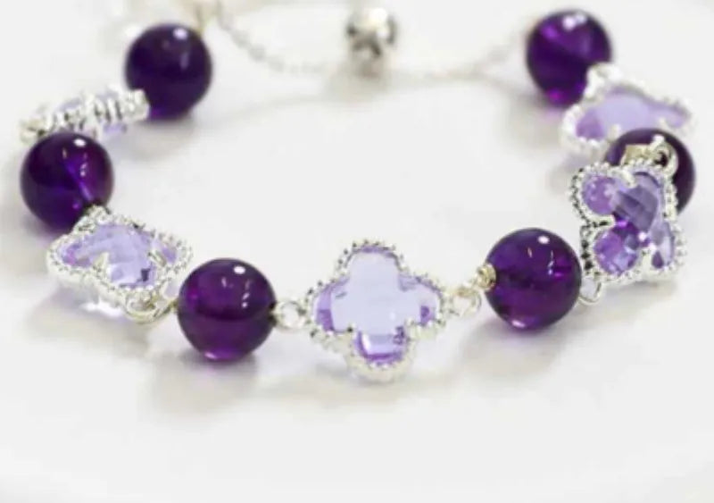 Artificial amethyst bracelet with four-leaf clover pendant and pearl details on electroplated chain