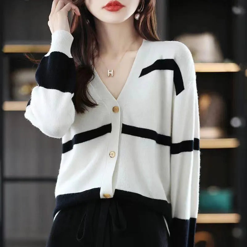 Women's striped V-neck knitted cardigan with 3D pattern and front buttons in slim fit