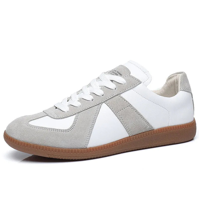 White retro Japanese-style low-top casual sneakers with round toe and flat rubber sole