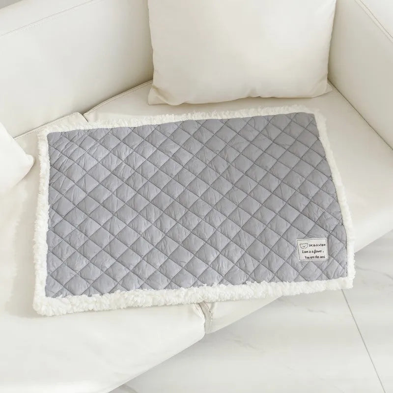 A soft cloth pet blanket for cats in a quilted blue colour, shown in size L 80x60cm.