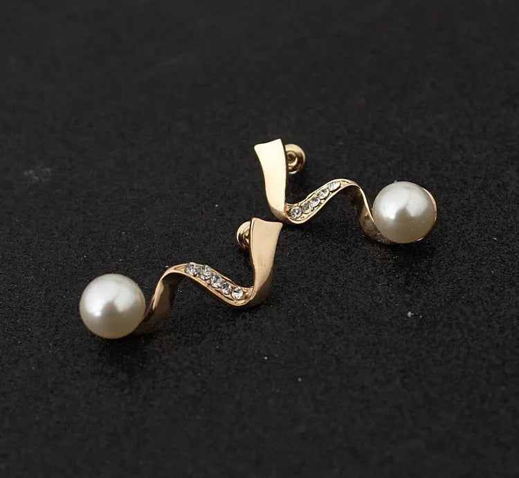Gold pearl necklace and earrings set with drop-shaped pendant and electroplated finish