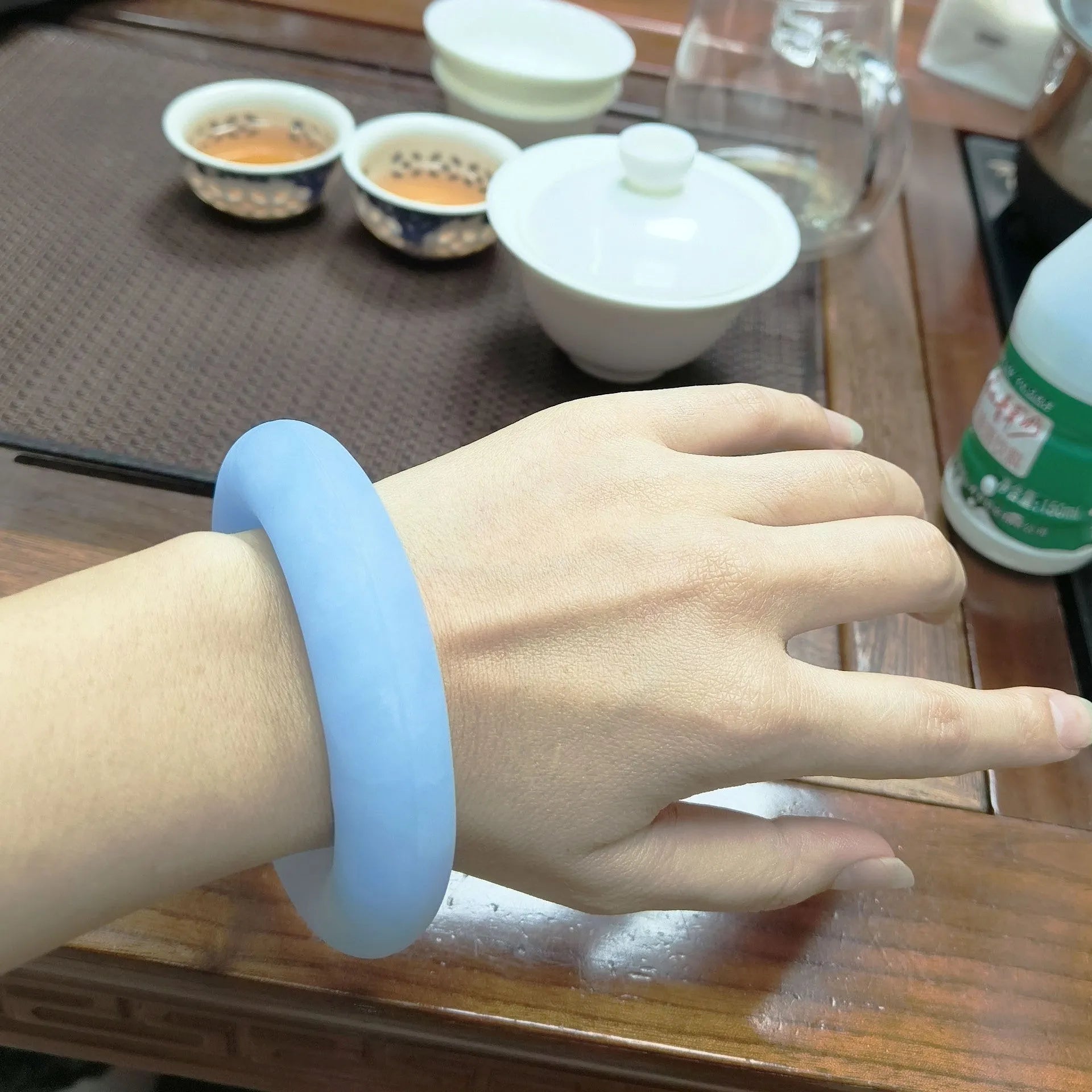 PVC cooling neck ice ring for outdoor sports in blue, showing neck-worn design for heatstroke prevention.