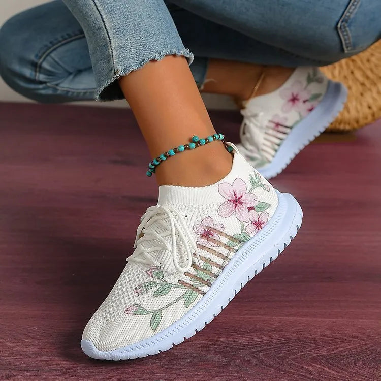 Women's milky white mesh flyknit running shoes with rubber sole and round toe design