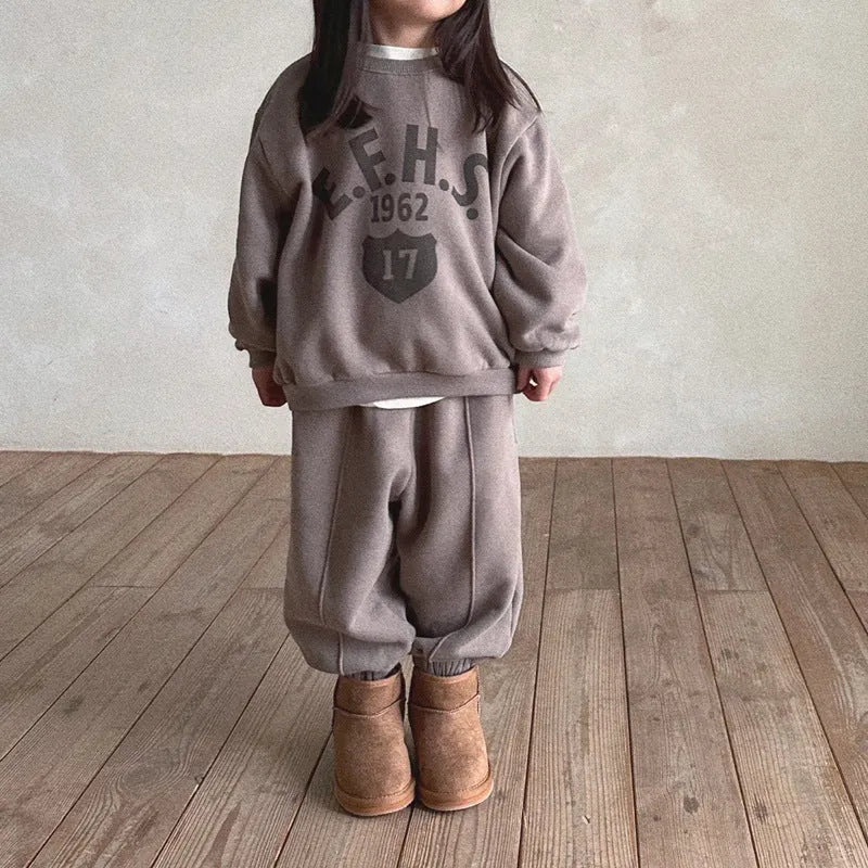 Boys and girls letter print cotton fleece sweater two-piece set in brown with pullover top and trousers