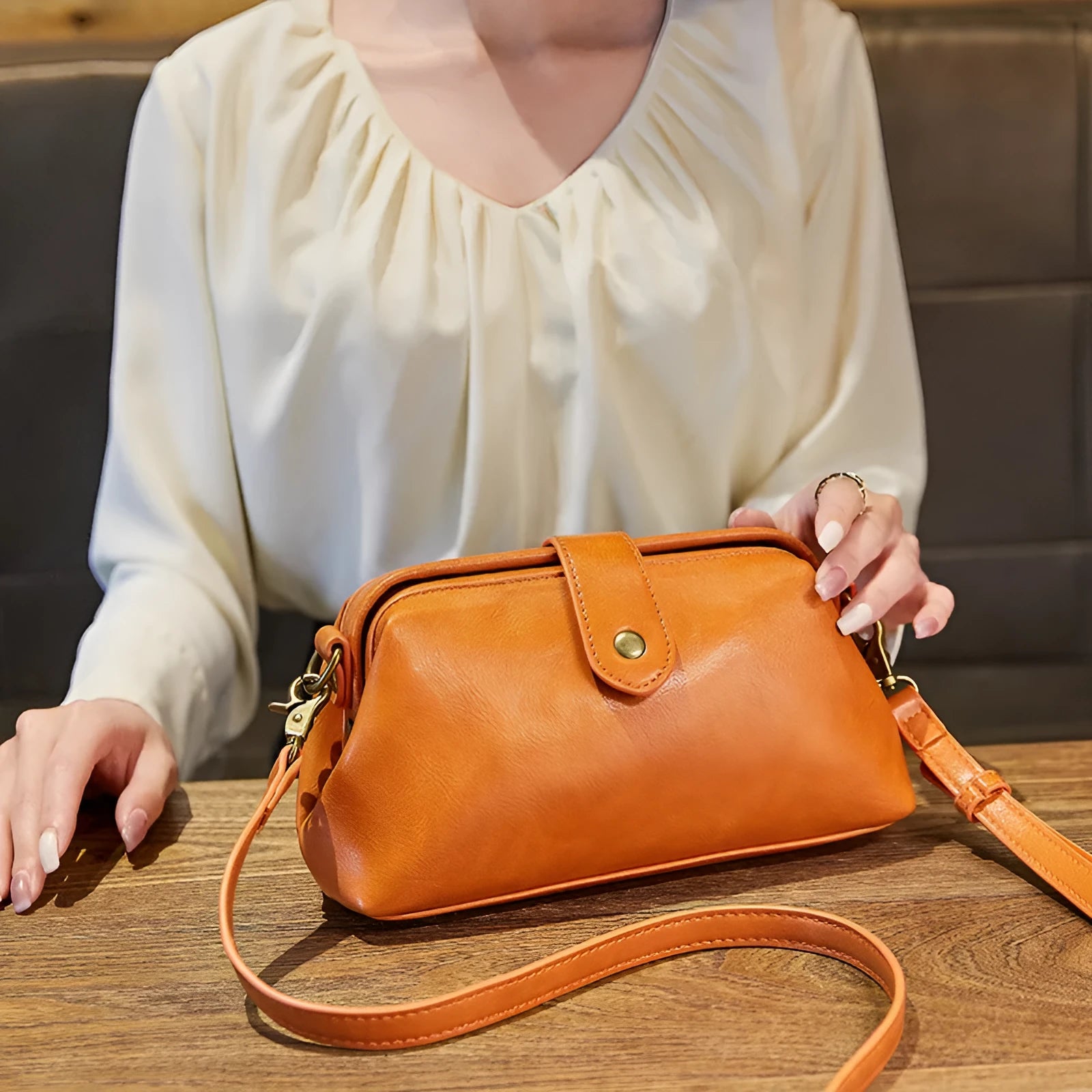 Trend Retro women's messenger bag in brown PU clamshell design with horizontal square shape